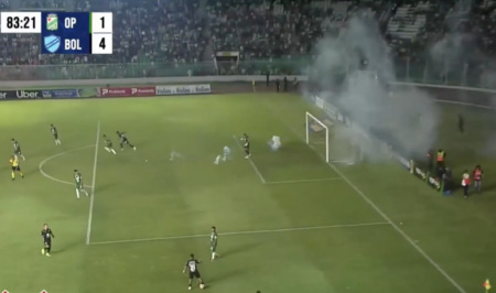 Los petardos que la hinchada orientista lanzó al campo de juego, a los 84'. / Foto: Captura Tigo Sports